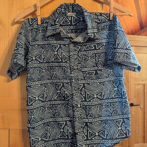 Boys Hamakua Button Down Shirt size 7, patterned blue